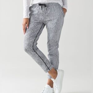 LULULEMON Jet Pant Power Luxtreme Spray Jacquard White Black Size 4